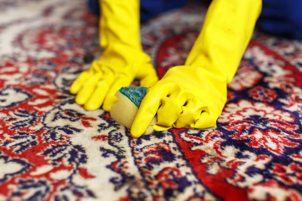 تجنب فرك بقع السجاد بقوة لحماية الخيوط من التقطع وتلف المظهر العام.