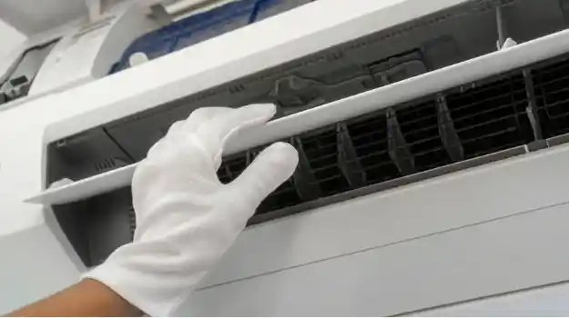 تنظيف فلاتر المكيف لتقليل الضوضاء وتحسين التبريد