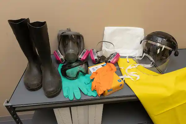 أدوات الوقاية الشخصية الضرورية قبل استخدام المبيدات الحشرية