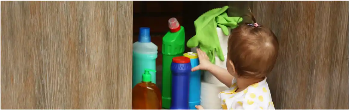 تحذير من وصول الأطفال إلى عبوات المبيدات والمنظفات المنزلية