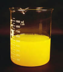 محلول كيميائي داخل مخبار زجاجي يوضح تركيب المبيدات الكيميائية المختبرية