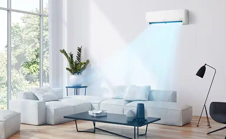 مكيف سبليت داخلي يعمل بكفاءة في غرفة معيشة نظيفة لضمان جودة هواء صحية