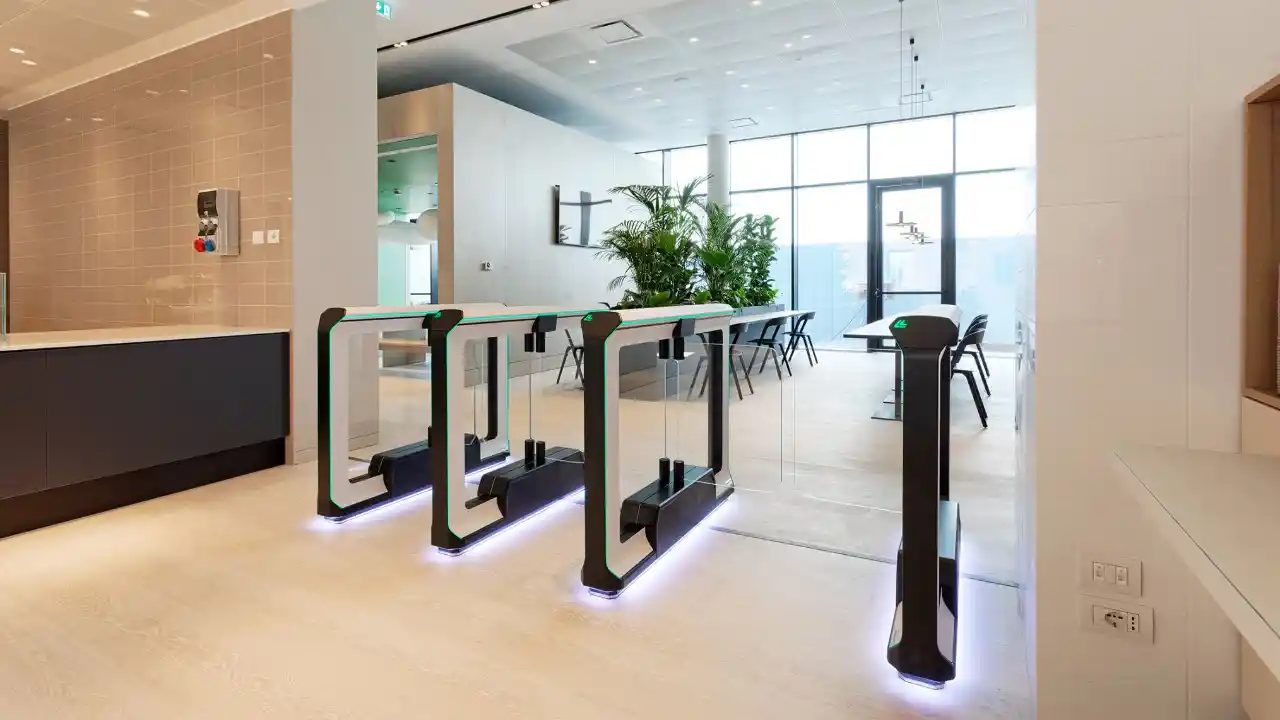 بوابات مرور إلكترونية داخل مبنى مكتب حديث تُظهر نظام تقييد الدخول المخصص للأفراد المصرح لهم فقط.