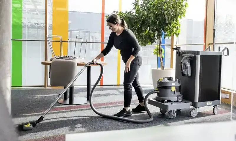 تنظيف داخلي لمساحات واسعة باستخدام معدات تنظيف صناعية