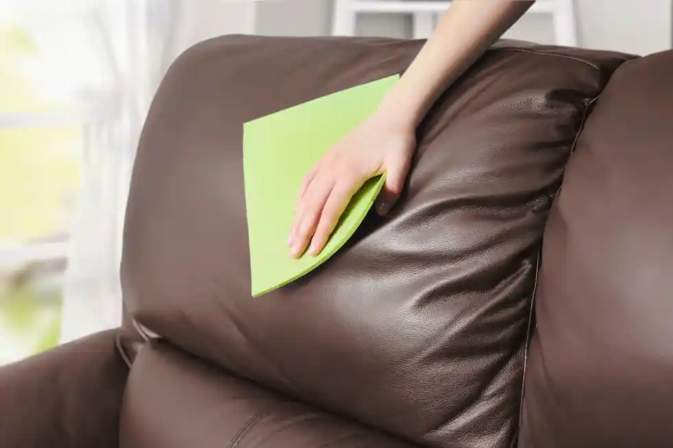 طريقة تنظيف الكنب الجلد الآمنة لتجنب التشققات والتلف