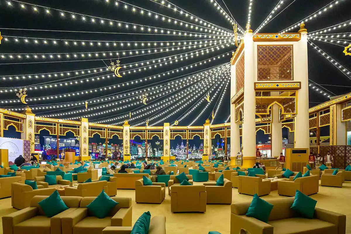 تجهيز المجالس العربية للمناسبات والاحتفالات الكبيرة مع إضاءة مميزة