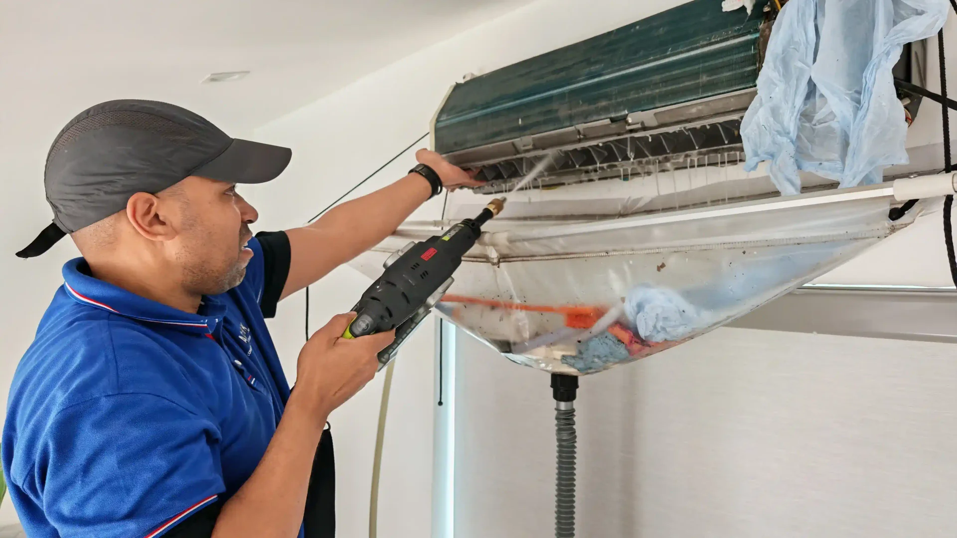 فني متخصص يقوم بتنظيف ملفات المبخر للمكيف لضمان كفاءة التبريد