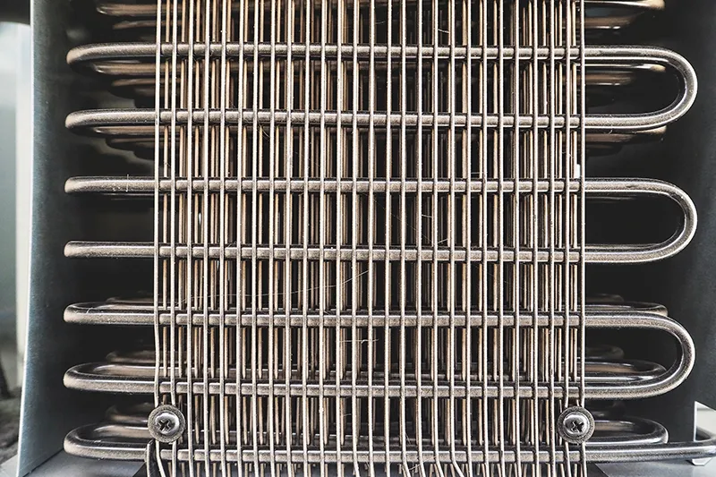 صورة قريبة لملفات المكيف المتسخة التي تحتاج إلى تنظيف دقيق