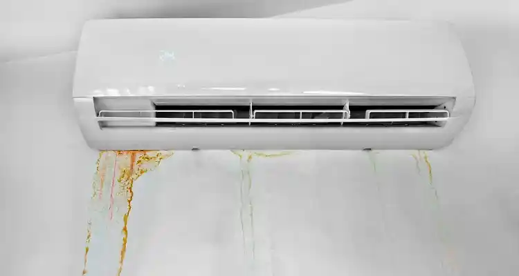 تسرب المياه من المكيف وتأثيره على الجدران بسبب إهمال التنظيف