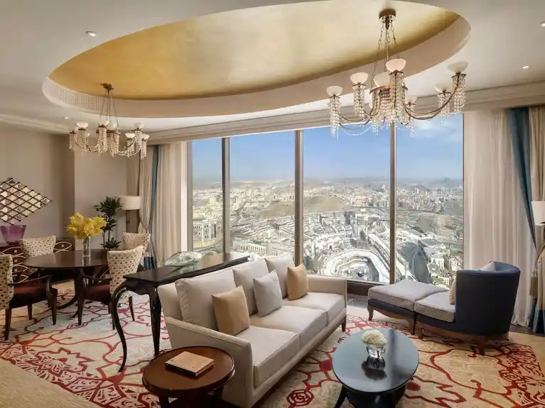 صالة داخلية واسعة مع نوافذ تطل على أفق مكة