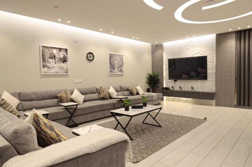 تصميم داخلي مودرن لمنزل نظيف ومرتب في الطائف يعكس فخامة البيوت المرتفعة