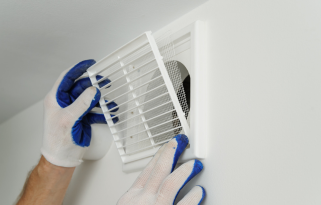 تنظيف وصيانة فتحات التهوية للحد من تأثير الرطوبة والغبار