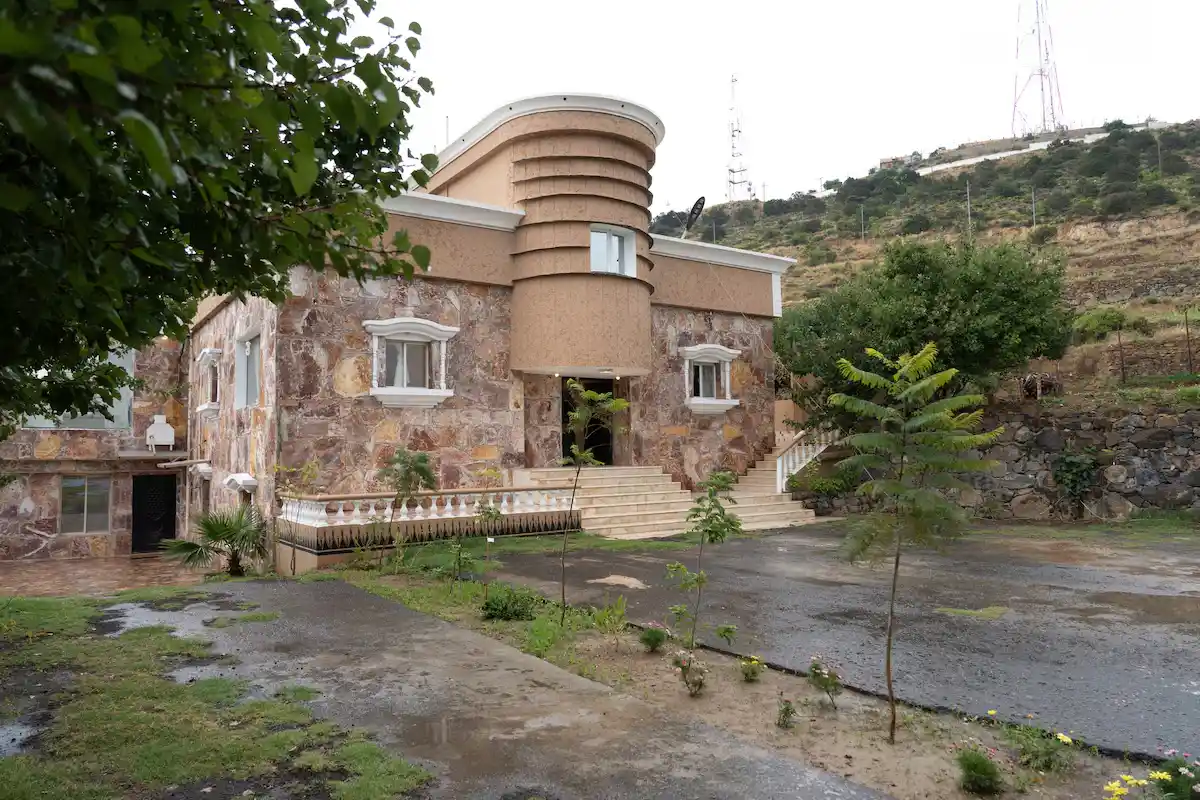 تأثير الرطوبة والأمطار على واجهات الفلل والمنازل في محايل عسير