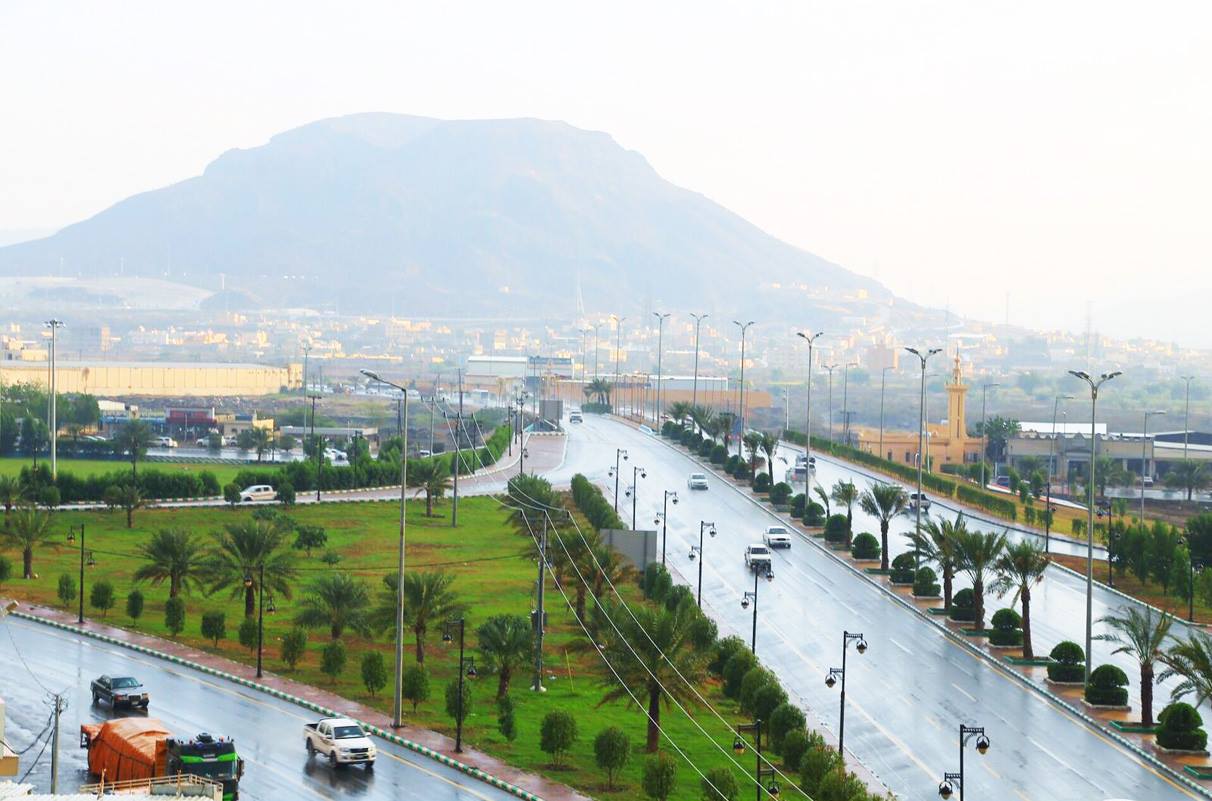 شوارع محايل عسير أثناء هطول الأمطار وتأثير الحالة الجوية على نظافة المدينة