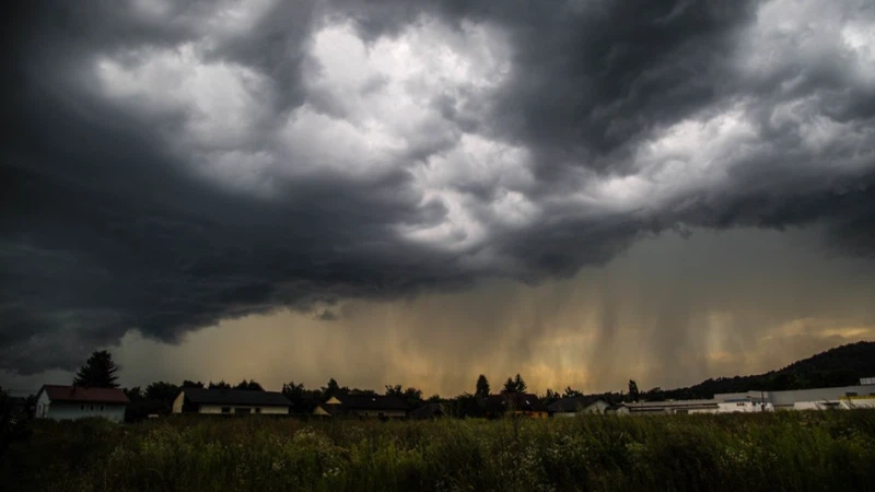 تأثير الأمطار الموسمية والغيوم الكثيفة على منازل محايل عسير