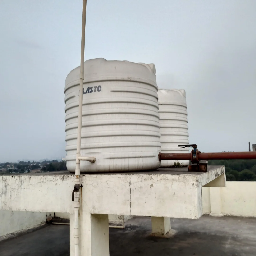 تطهير وتعقيم الخزانات القديمة في فلل نجران لضمان سلامة المياه