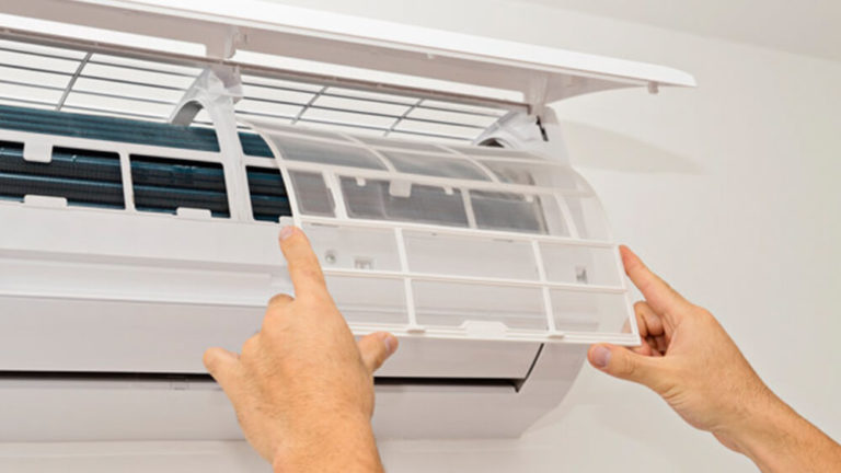 تنظيف فلاتر المكيف بانتظام لضمان كفاءة التبريد ومنع انسداد الأملاح