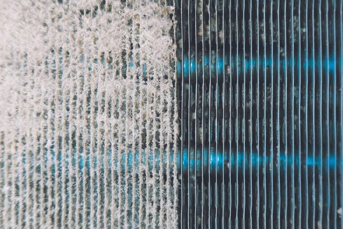 مقارنة بين لفائف التبريد المتسخة والنظيفة في مكيف الشباك.