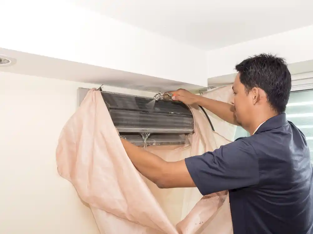 تنظيف الوحدة الداخلية للمكيف السبلت بالماء لإزالة الغبار المتراكم.