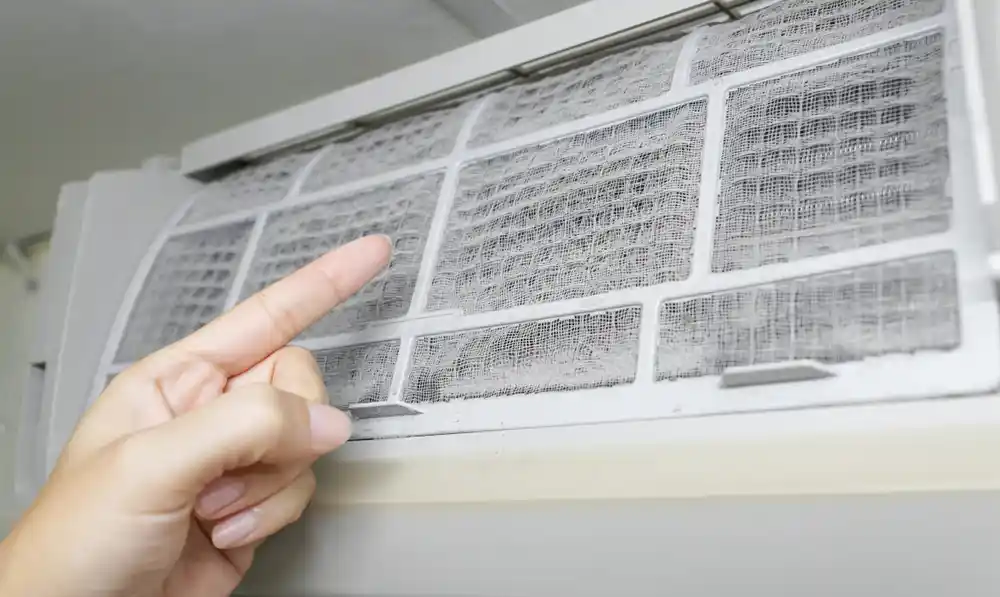 تراكم الأتربة والغبار على فلاتر المكيف يؤدي إلى ضعف التبريد