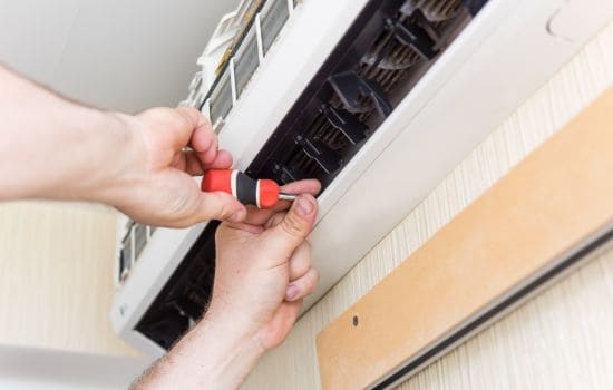 صيانة ميكانيكية دقيقة لأجزاء المكيف الداخلية لضمان أفضل أداء تبريد