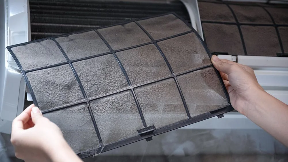 تراكم الغبار والأوساخ على فلاتر المكيف بسبب الرطوبة