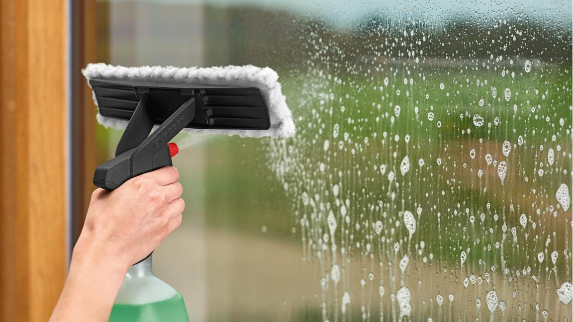 أداة تنظيف زجاج احترافية تزيل الغبار والبقع عن النوافذ لضمان أفضل نتائج النظافة في المنازل.