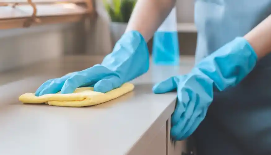 تنظيف الأسطح بعناية باستخدام أدوات ومواد تنظيف متخصصة