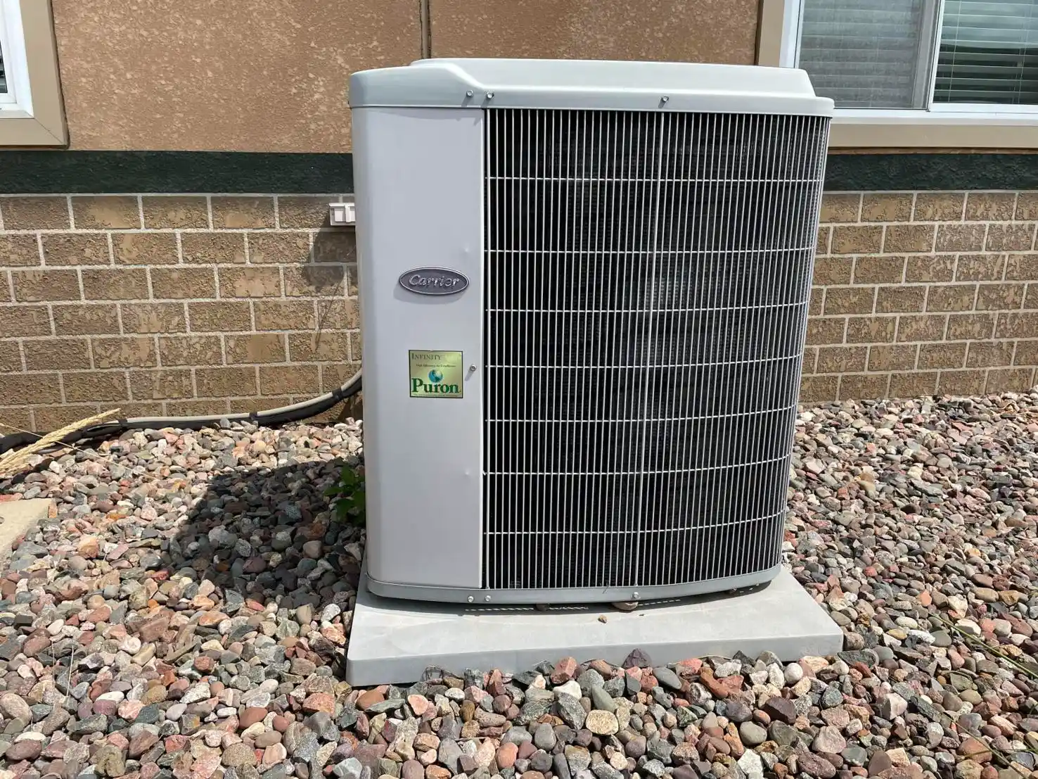 وحدة تكييف خارجية حديثة وعالية الكفاءة مثبتة بشكل صحيح خارج المنزل