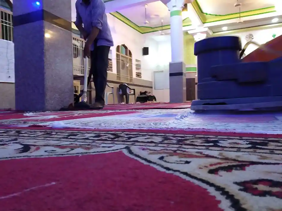 استخدام معدات تنظيف السجاد الاحترافية في المساحات الكبيرة والمساجد.