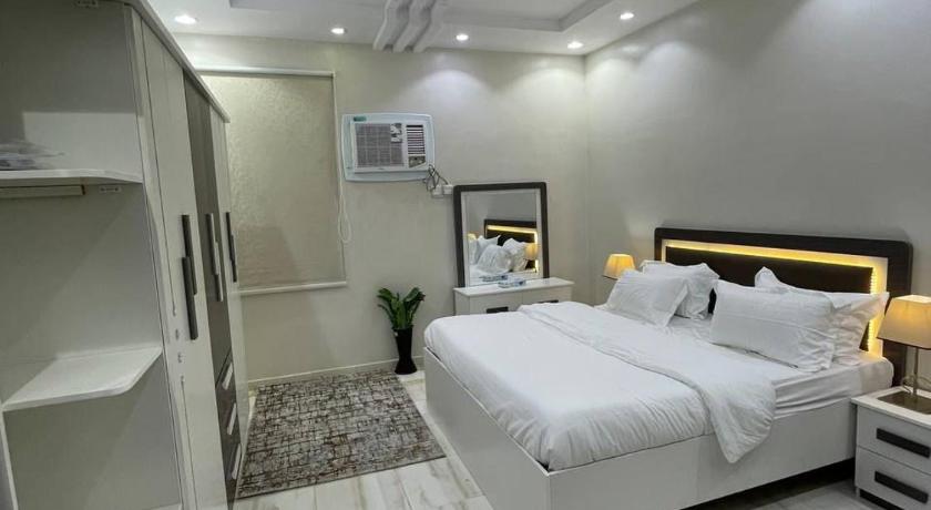 غرف نوم في السعودية تحتوي على مكيف شباك يحتاج إلى صيانة دورية