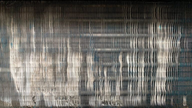 تراكم الغبار والأتربة على شفرات المكيف نتيجة إهمال الصيانة الدورية في المناطق الصحراوية