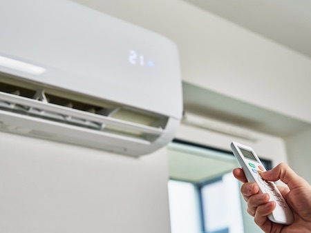 استخدام جهاز التحكم عن بعد لضبط إعدادات المكيف وتقليل سرعة المروحة لتخفيف الصوت.