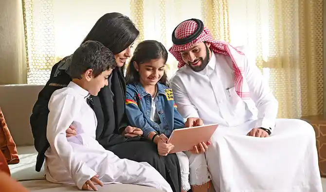 عائلة سعودية في بيئة منزلية آمنة وصحية بعيداً عن مخاطر المبيدات