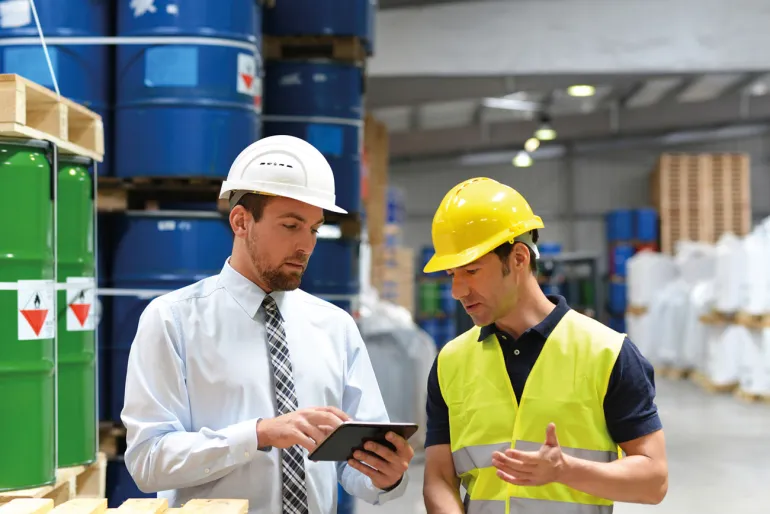 مفتشون يفحصون مخزون المبيدات الحشرية في مستودع تجاري بالسعودية