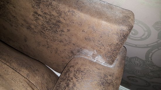 تراكم الأوساخ وبقايا المنظفات على أقمشة الكنب مما يسبب سرعة الاتساخ