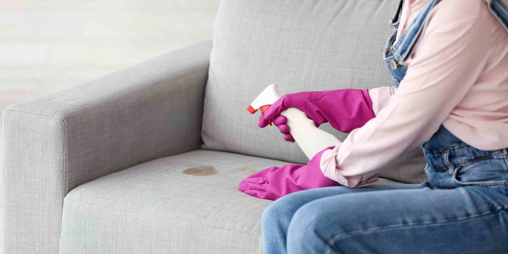 تنظيف بقع الكنب باستخدام مواد تنظيف متخصصة بطريقة صحيحة